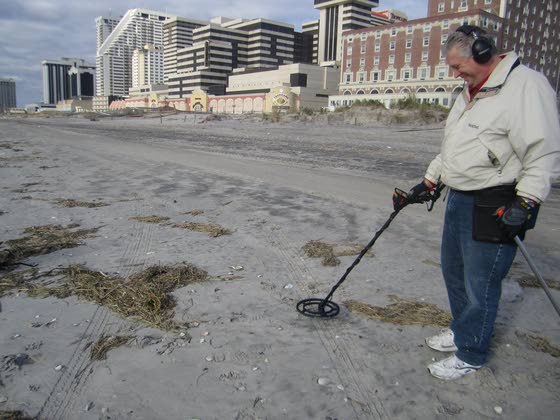 Post-Sandy, Atlantic City beaches draw hobbyists searching for buried treasure